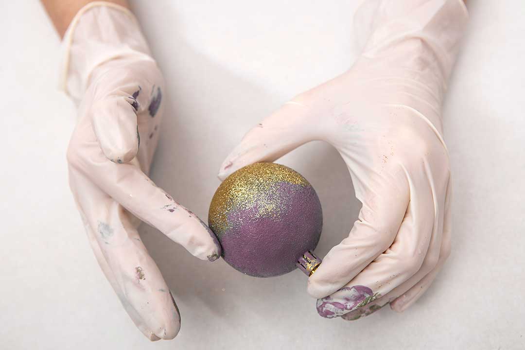 Ozdób bombki farbami kredowymi od Annie Sloan