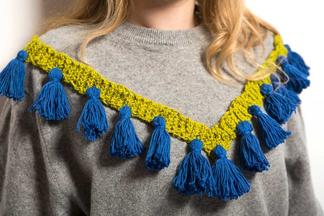 Żyj pięknie - Ozdób karczek swetra szydełkowaną plisą z chwościkami