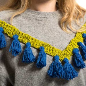 Żyj pięknie - Ozdób karczek swetra szydełkowaną plisą z chwościkami