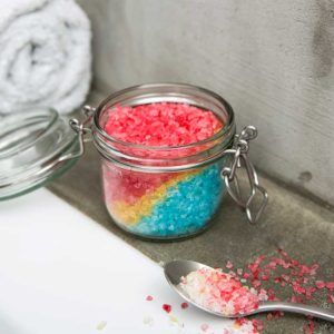 Żyj pięknie - Przygotuj tęczową sól do kąpieli
