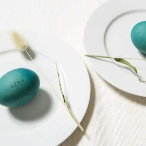Zrób wielkanocne winietki na stół z jajek ufarbowanych czerwoną kapustą