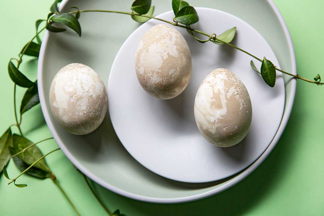 Żyj pięknie - Umaluj jajka w szpinaku