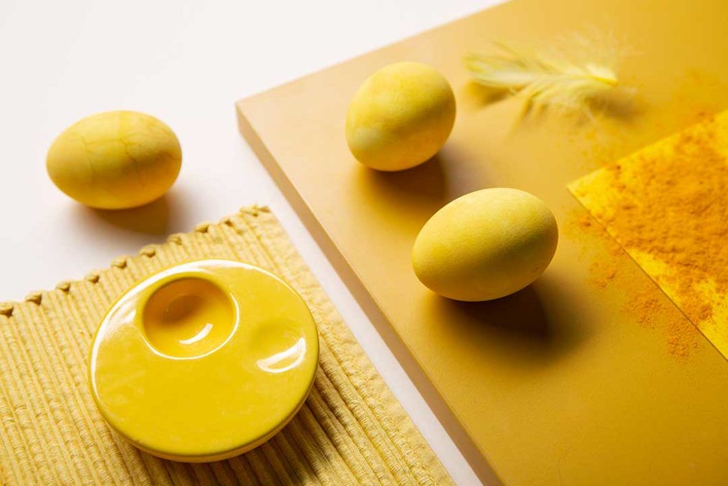 Żyj pięknie - Nadaj żółty kolor jajkom kurkumą