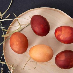 Żyj pięknie - Ufarbuj jajka w łupinach cebuli