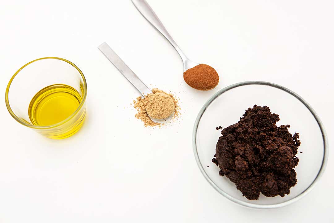 Żyj pięknie - Zrób odżywczy peeling do ciała z fusów po kawie, oliwy, imbiru i cynamonu