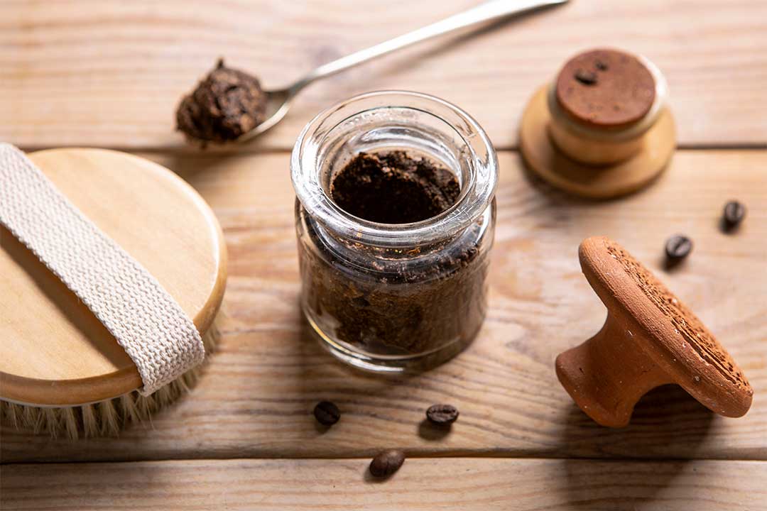 Żyj pięknie - Zrób odżywczy peeling do ciała z fusów po kawie, oliwy, imbiru i cynamonu
