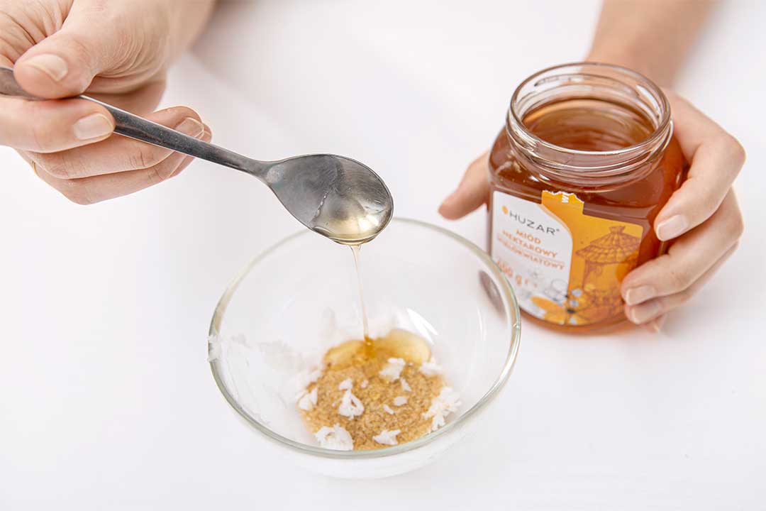 Żyj pięknie - Przygotuj odżywczy peeling z miodu, brązowego cukru, olejów i skórki pomarańczy
