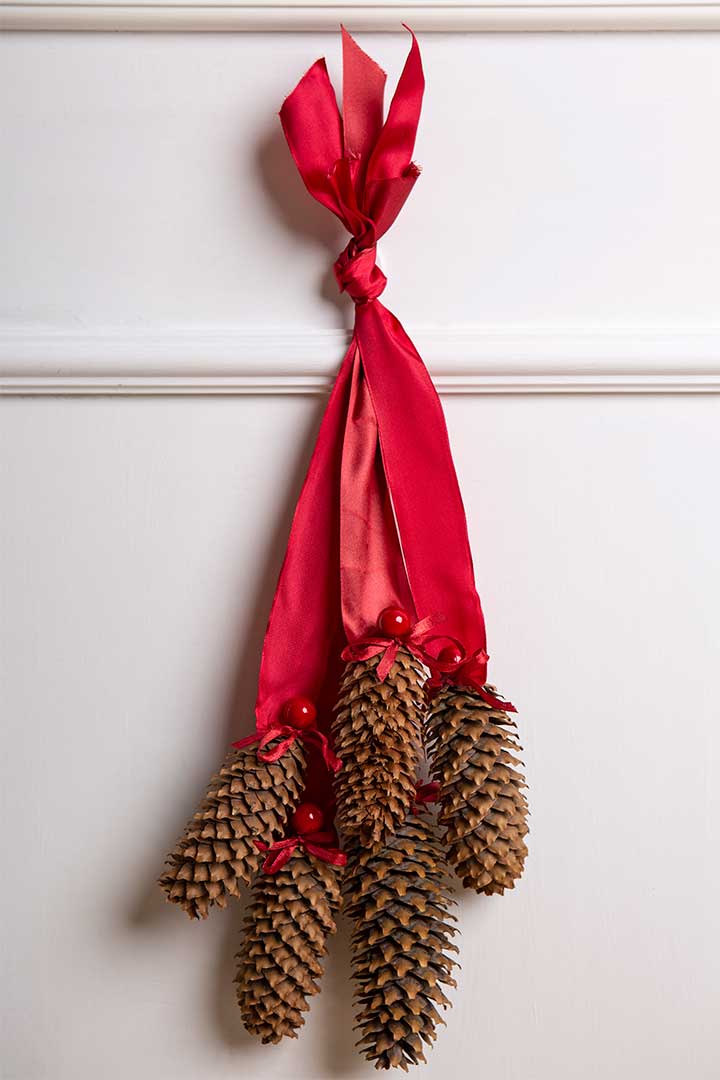 Żyj pięknie - Zrób świąteczną dekorację na drzwi z szyszek i wstążek